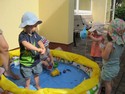 Kinder planschen, forschen und spielen mit Wasser