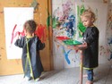 Kleine Künstler in der Kreativwerkstatt der Kinderkrippe