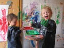Kleine Künstler in der Kreativwerkstatt der Kinderkrippe