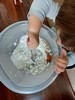 Kinder backen Knäckebrot